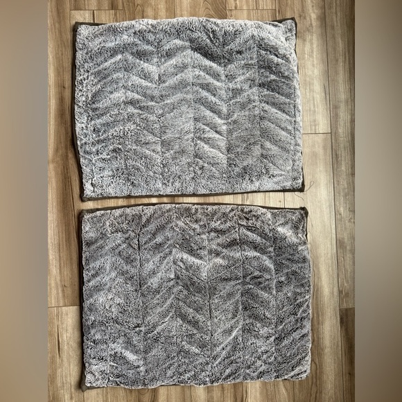 UGG Standard Size Pillow Shams 2 Brown Grey Zip Closure Soft Great Condition - Picture 3 of 12